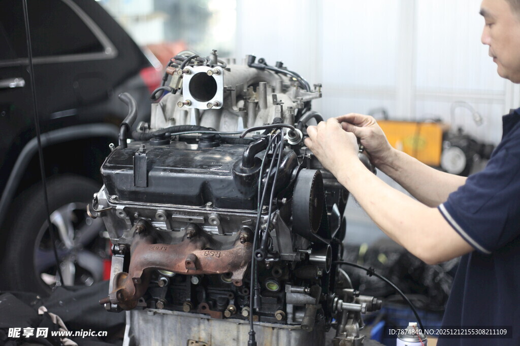 技师专注维修汽车发动机