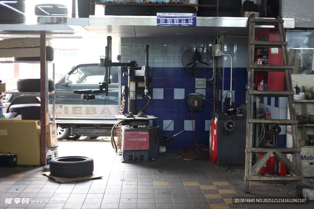 汽车维修车间内部场景