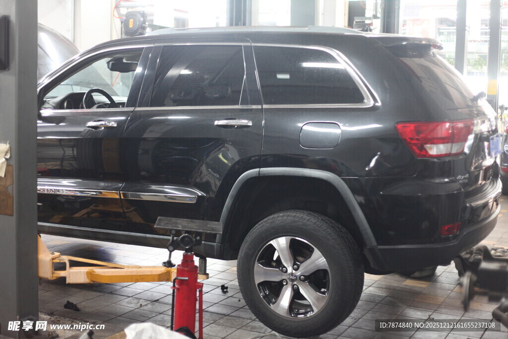 黑色SUV汽车维修场景