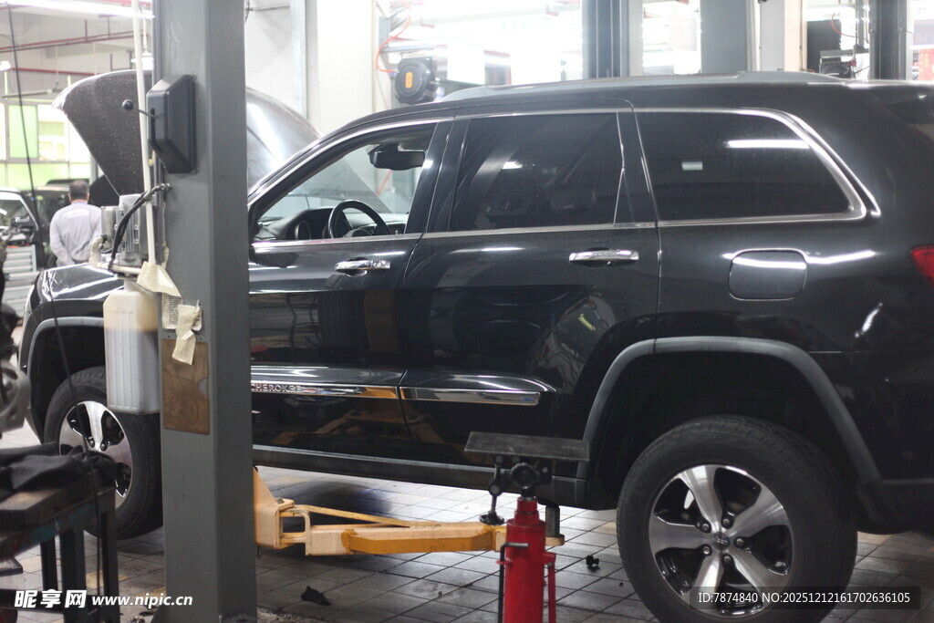 汽车维修车间中的黑色SUV