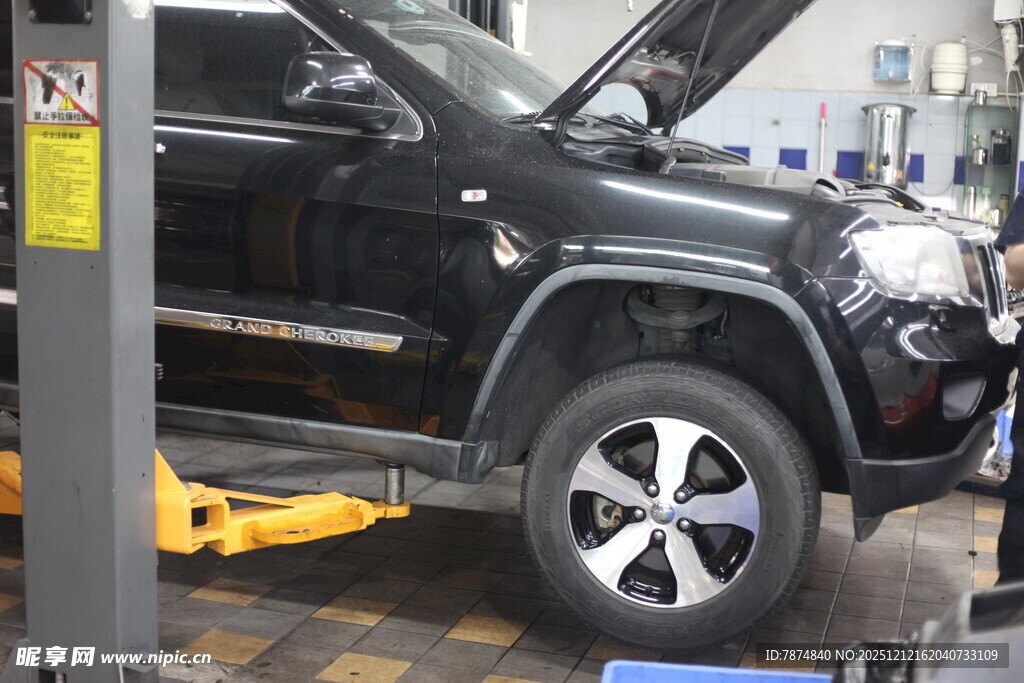 汽车维修中黑色SUV上架