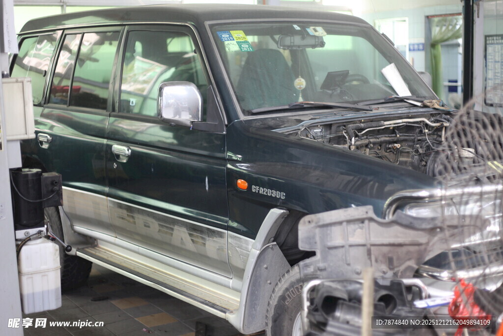 汽车维修中的黑色越野车