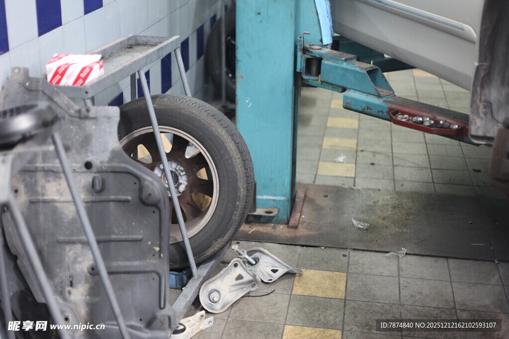 汽车维修场景中的轮胎拆卸