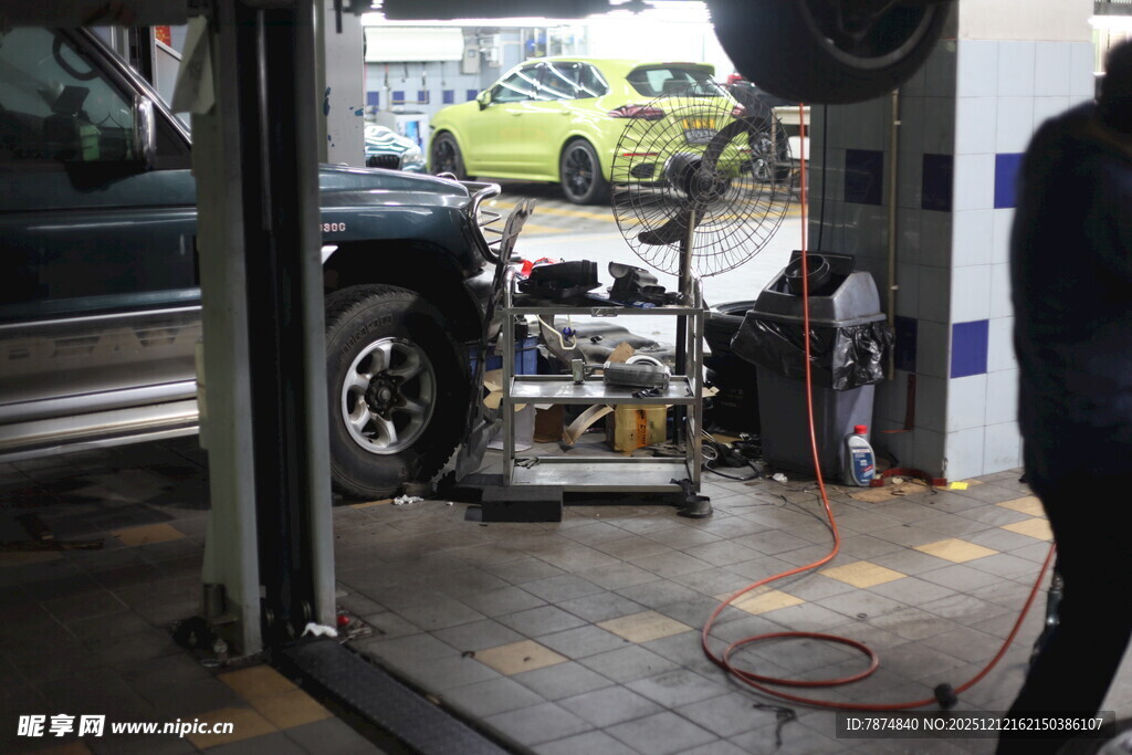 汽车维修车间作业场景