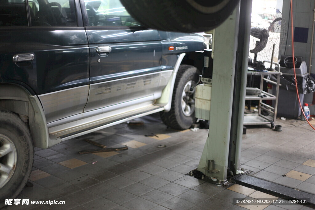 汽车在维修站进行检修