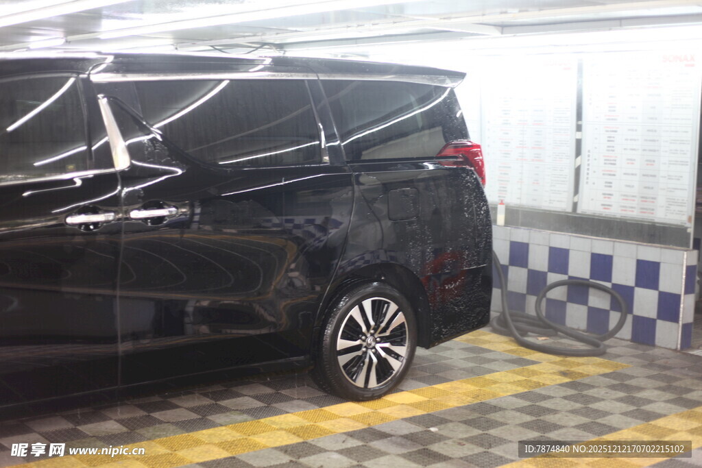 黑色汽车在洗车房清洗