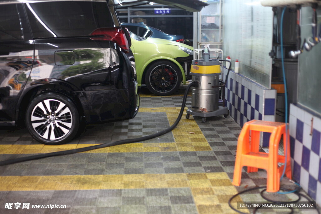 汽车美容店内的洗车场景