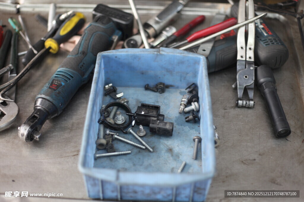 蓝色箱内的多样维修工具