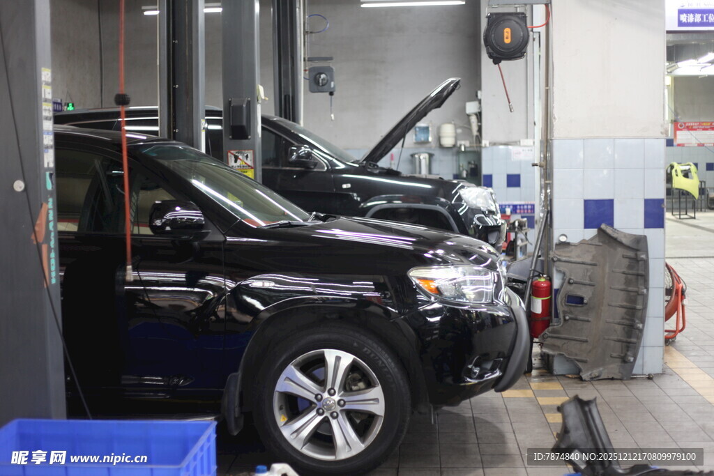 汽车维修车间内的黑色车辆
