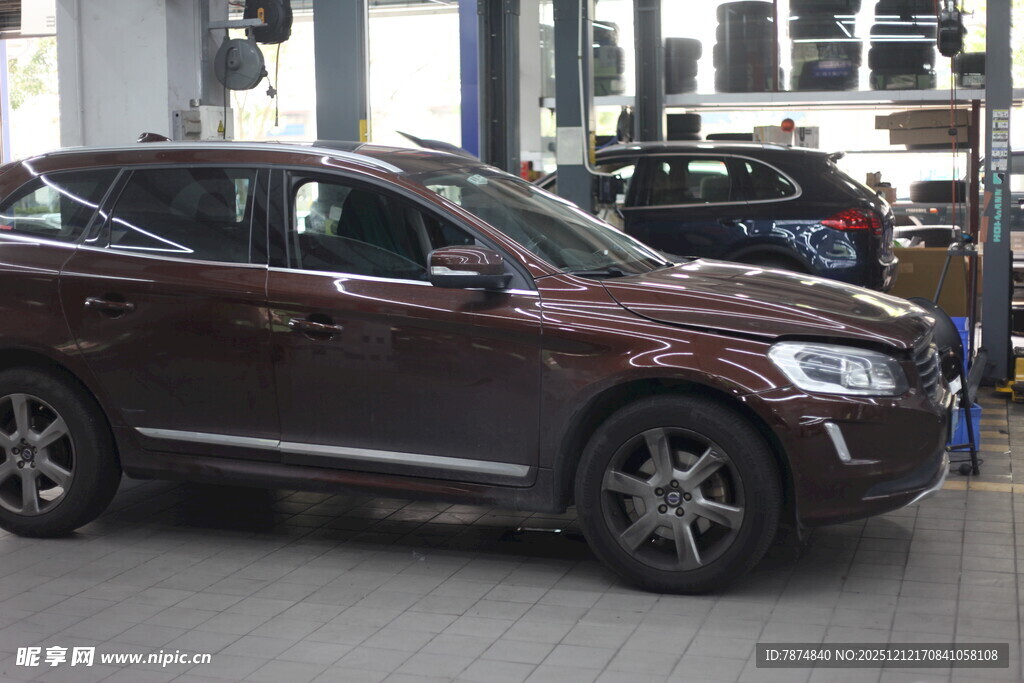 展厅中的深红色SUV汽车