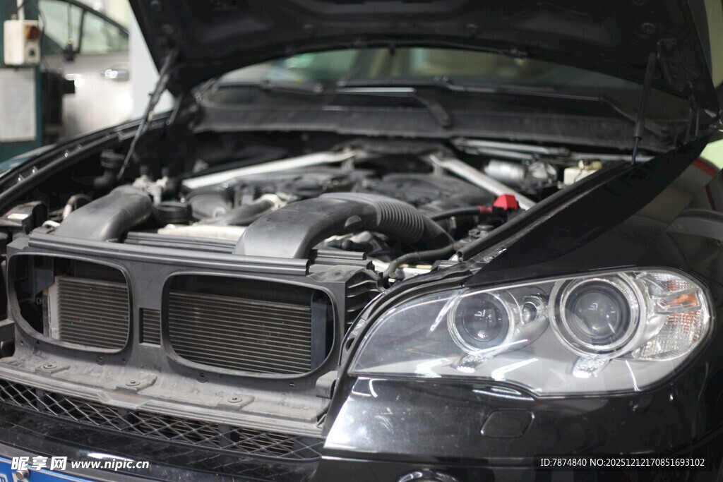 黑色汽车引擎特写