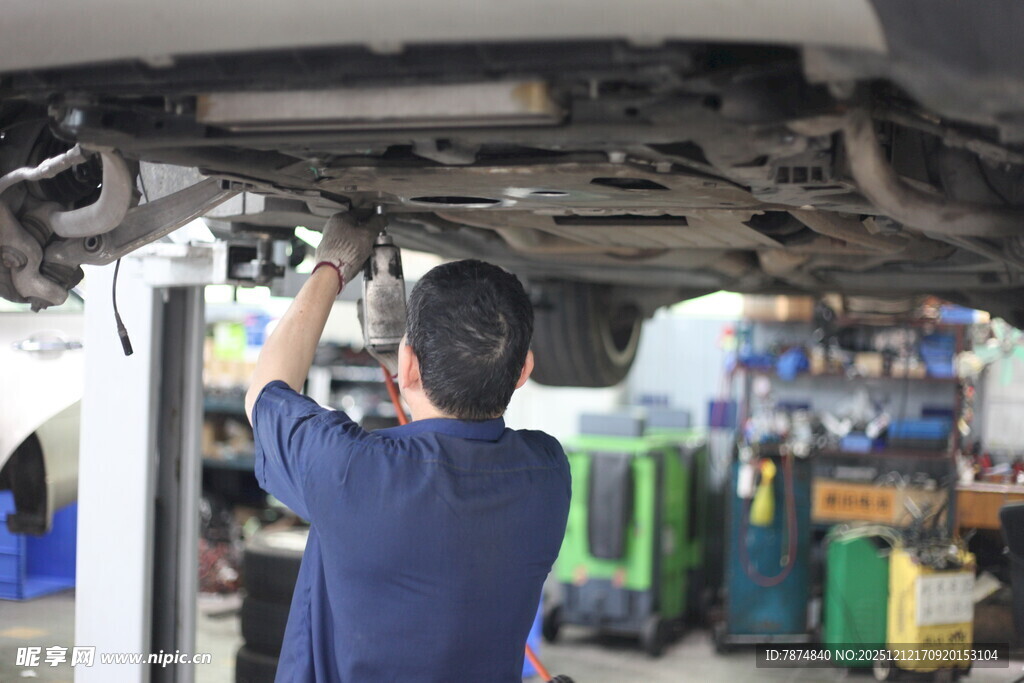 汽修工专注检修汽车底盘