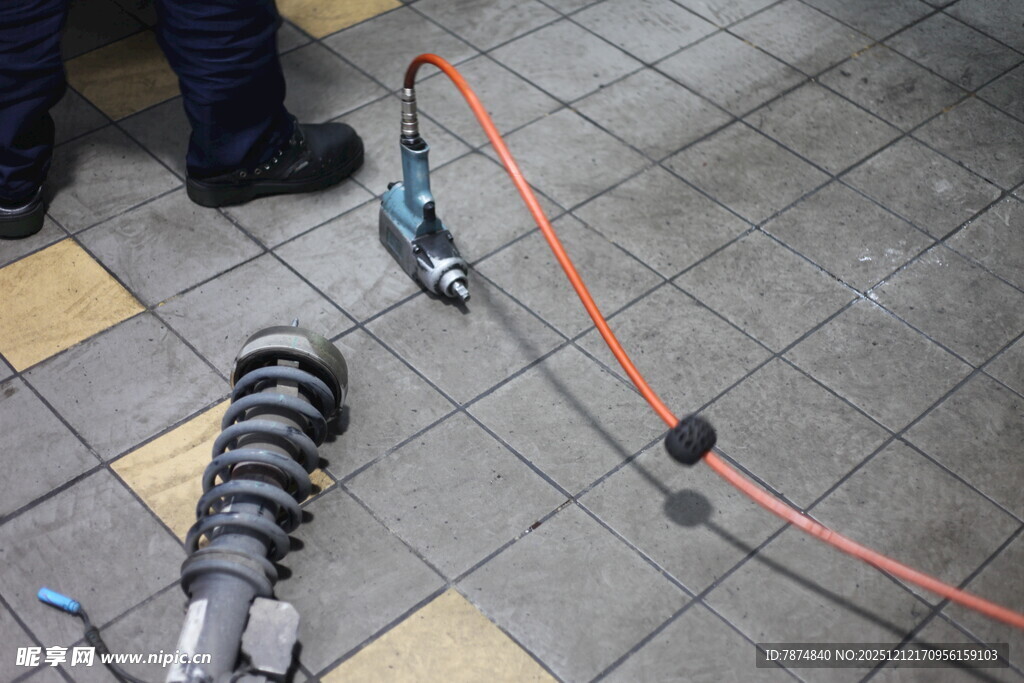 地面上的线缆与设备