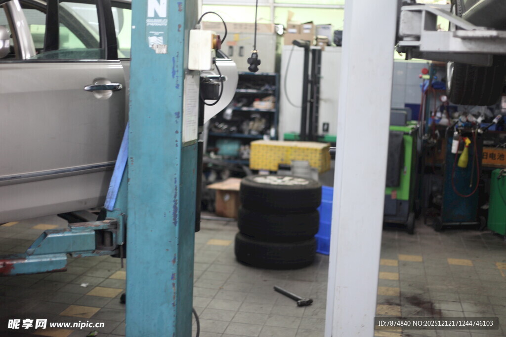 汽车维修车间内部场景