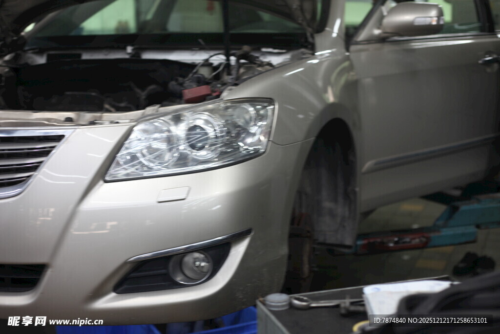 汽车引擎维修场景