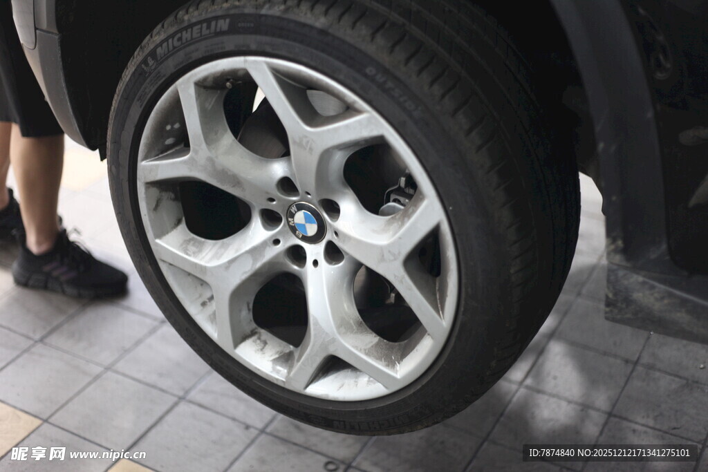 宝马汽车轮毂特写