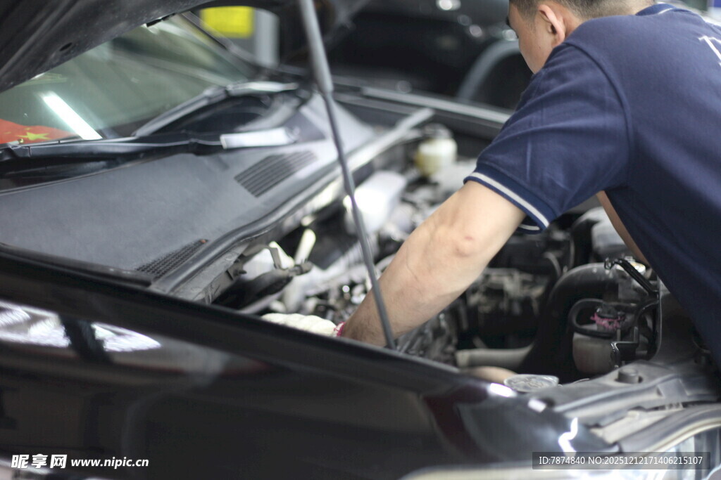 汽车维修技工专注检修中