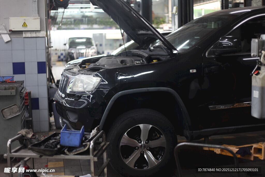 汽车维修中黑色车辆检修