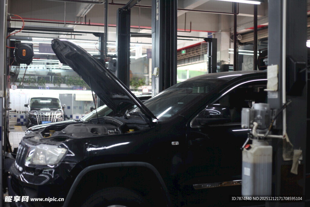 汽车维修车间内的检修车辆