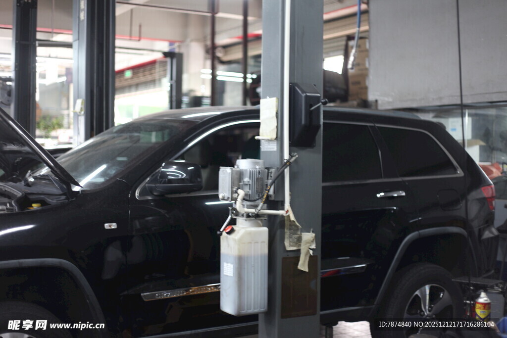 汽车维修车间内的黑色车辆