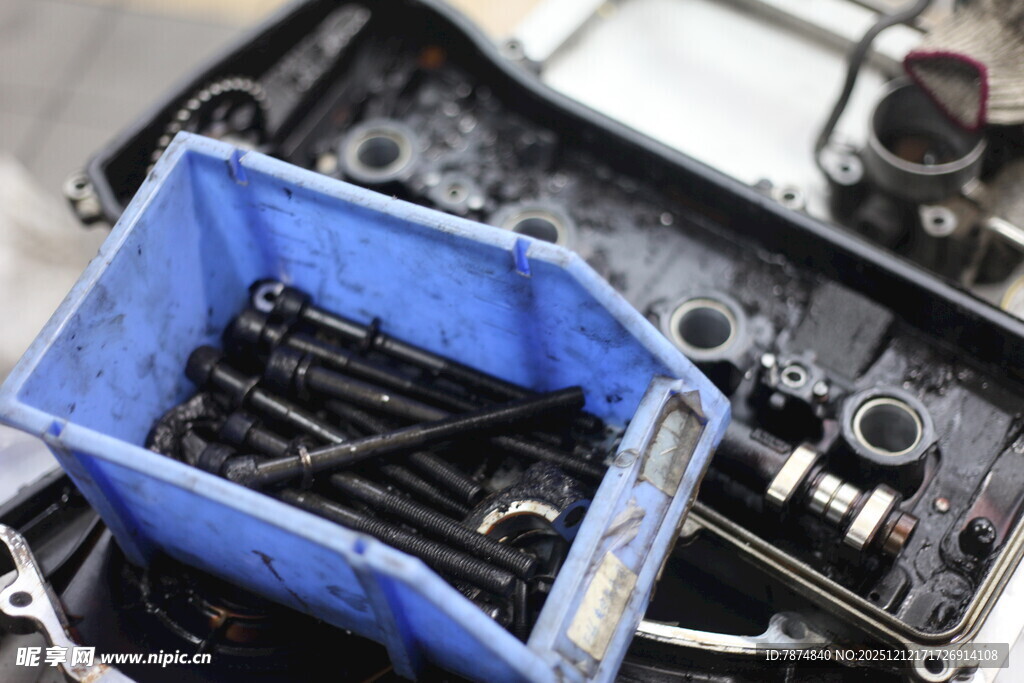 蓝色容器中的机械零件