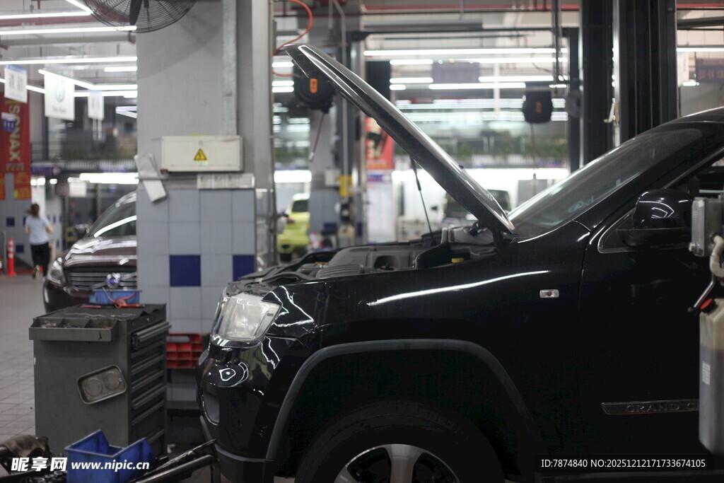 汽车维修车间的工作场景