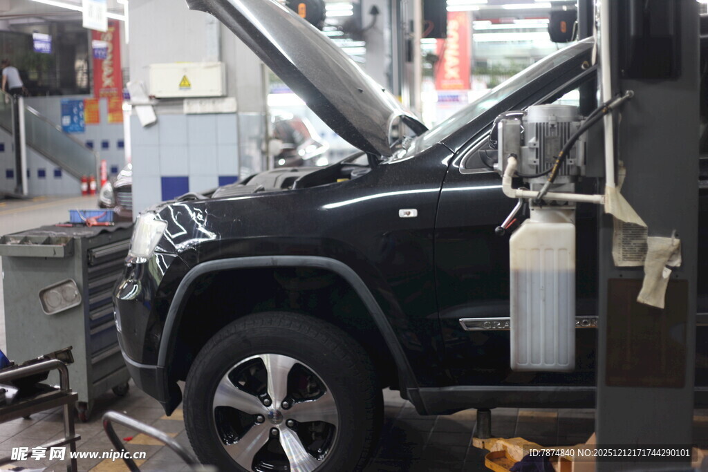 汽车维修中引擎盖已打开