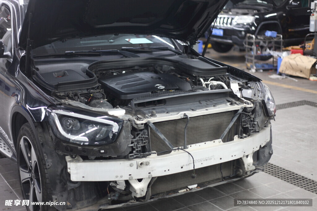 汽车维修中引擎盖已打开