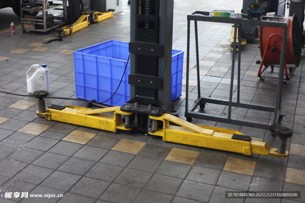 车间中的黄色液压千斤顶