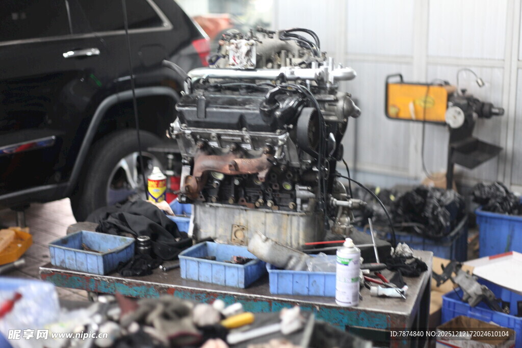 汽车发动机维修场景
