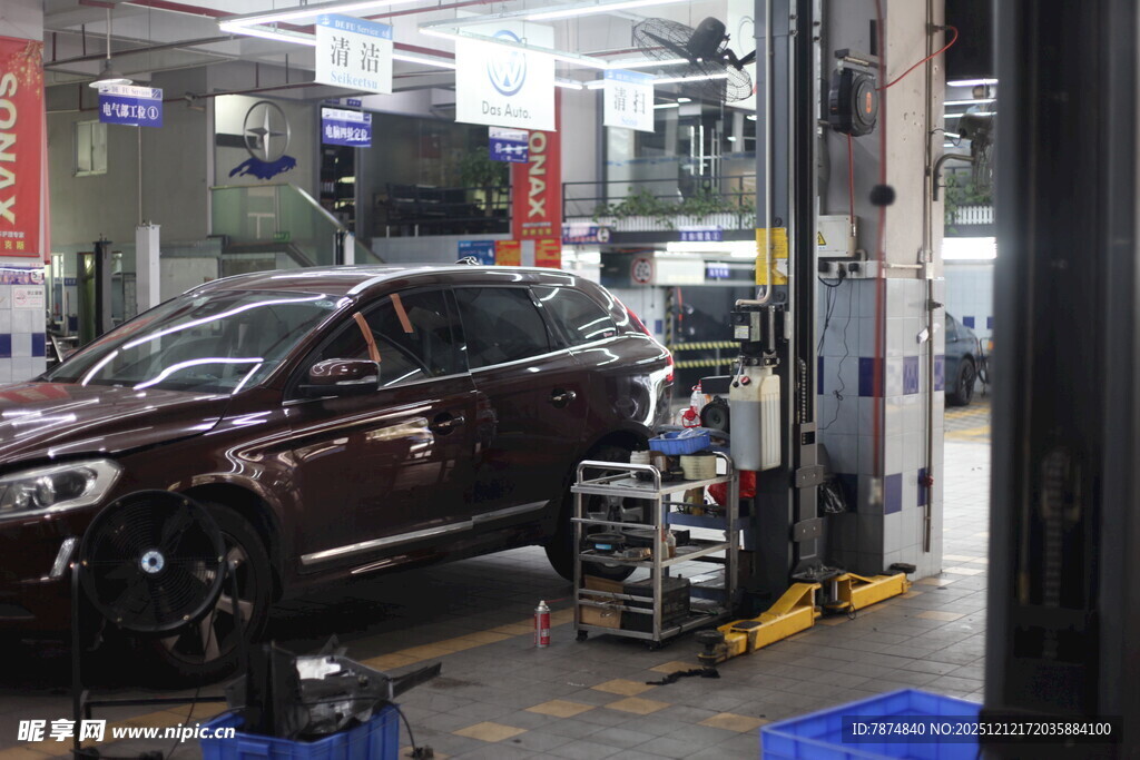 汽车在维修车间进行维修