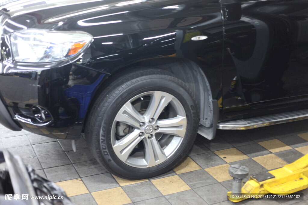 汽车维修场景中的黑色车辆