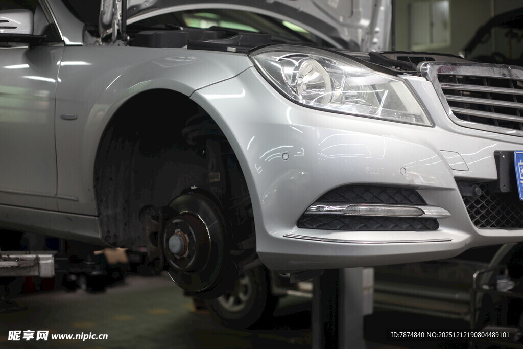 汽车维修中银色轿车特写