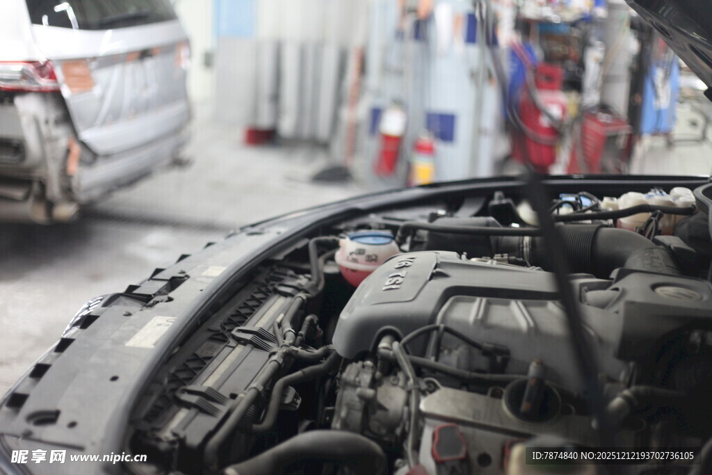 汽车发动机维修现场