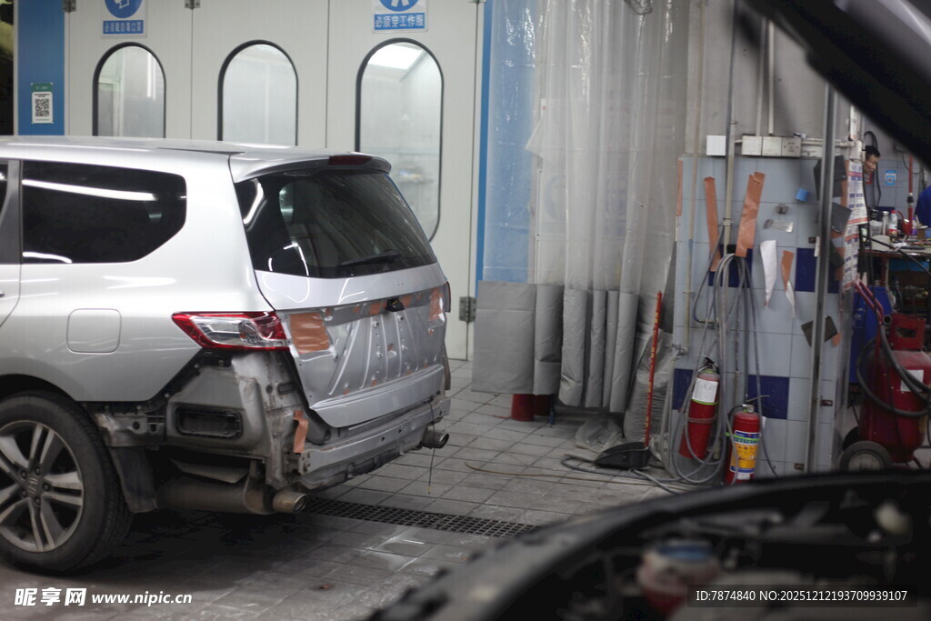 汽车维修车间内的白色车辆
