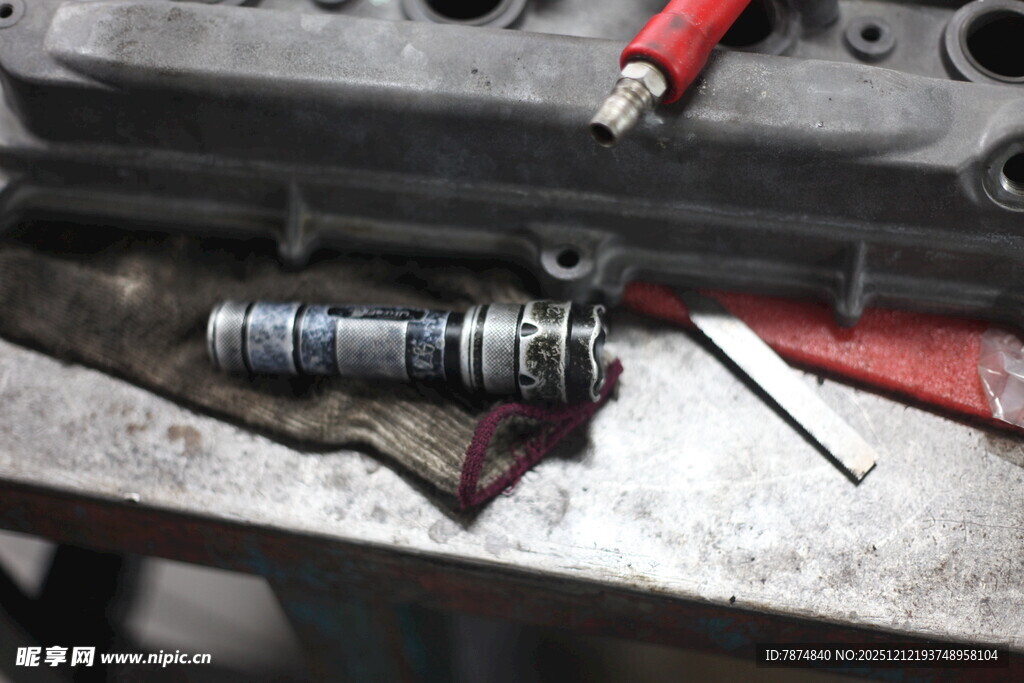 金属零件置于工作台上