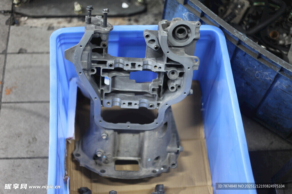 蓝色容器中的机械零件