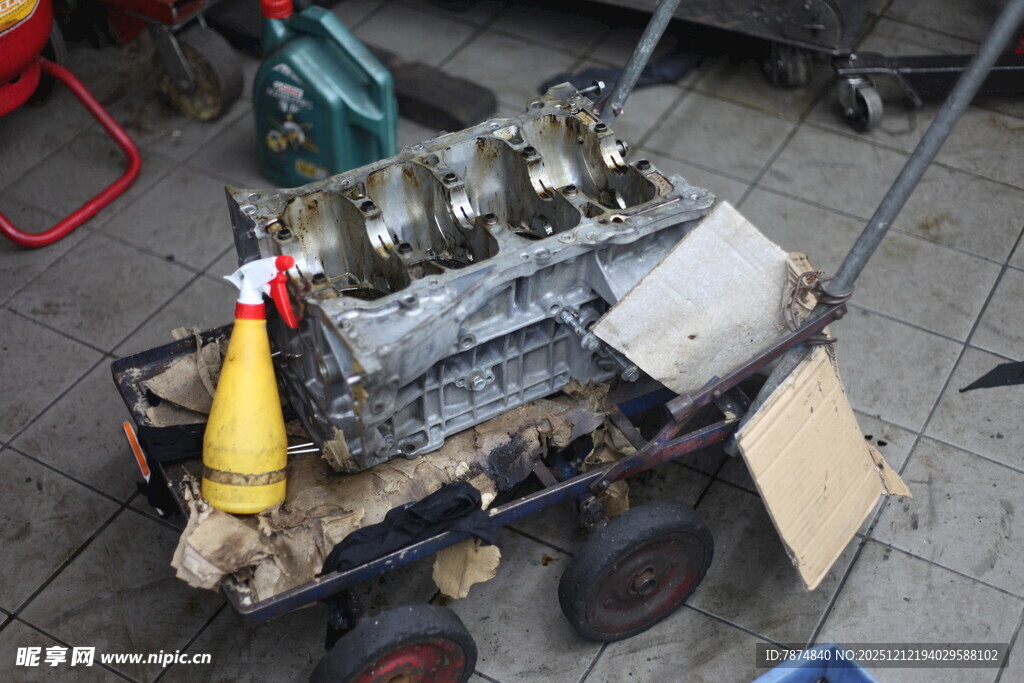 汽车发动机维修配件场景