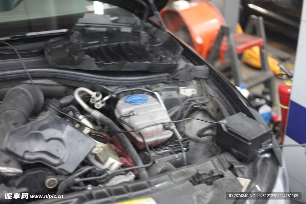 汽车发动机舱内部细节