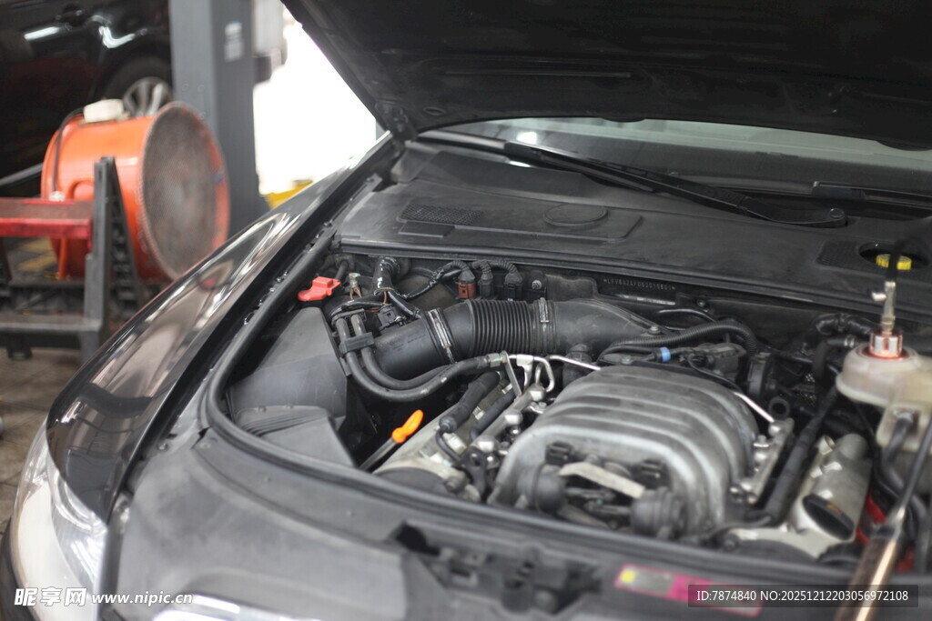 汽车发动机维修场景