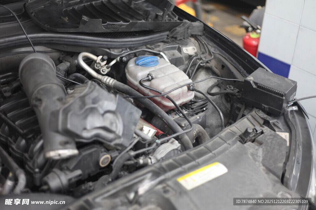 汽车发动机内部细节展示