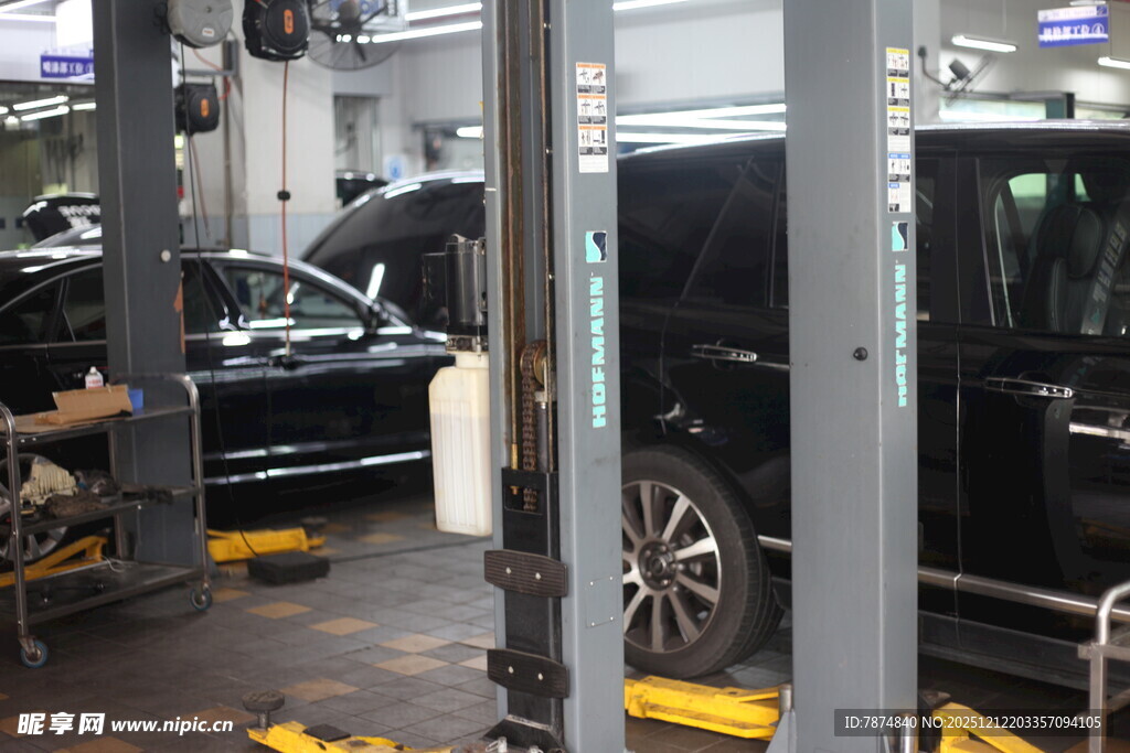 汽车维修车间内景