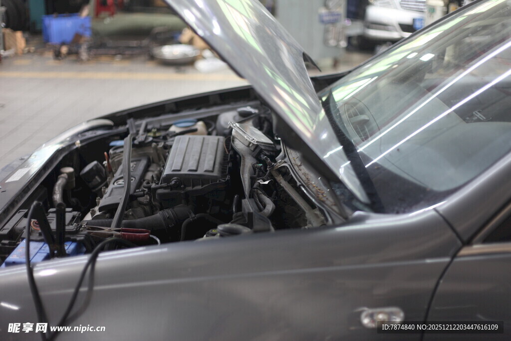 汽车引擎开盖展示细节
