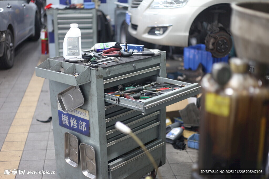 汽车维修工具车及用品