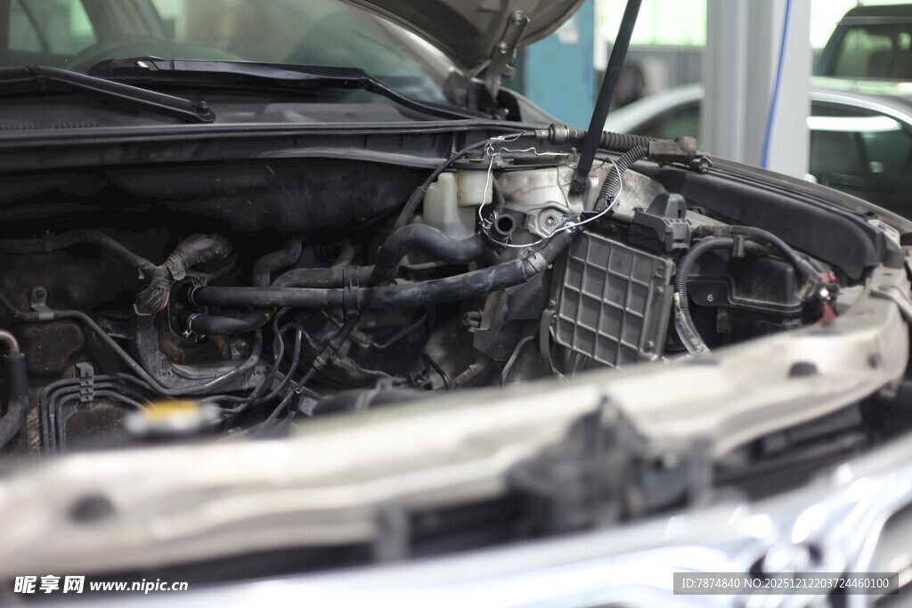 汽车发动机舱特写