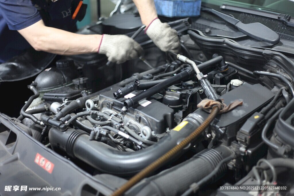 工人检修汽车发动机