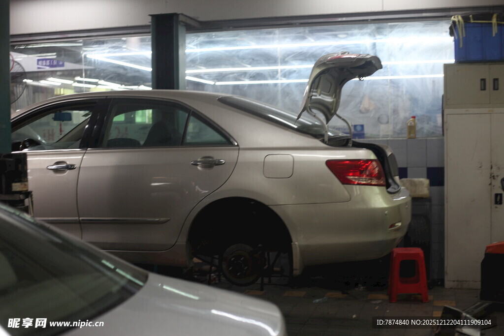 汽车维修车间内的车辆