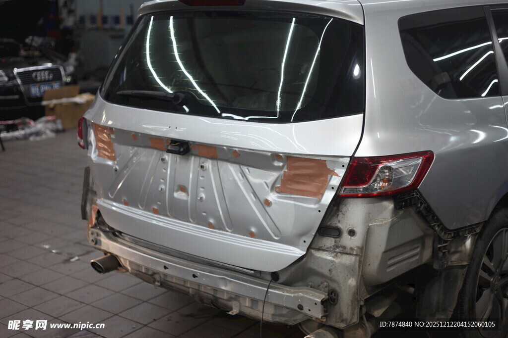 银色SUV后部受损画面