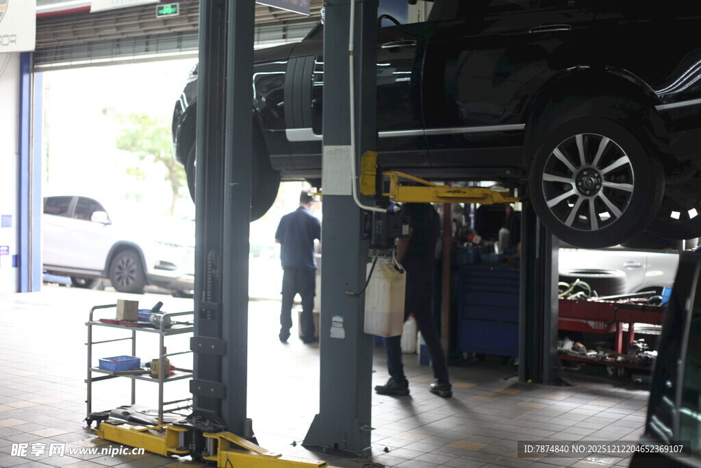 汽车维修车间作业场景