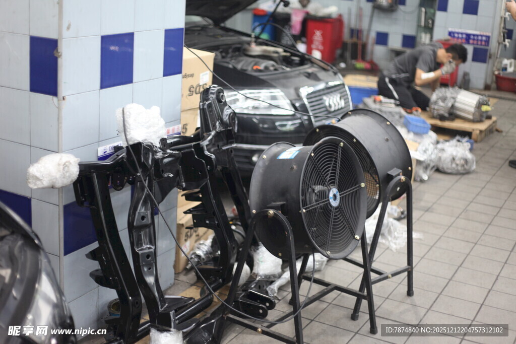 车间内的机械设备与线缆